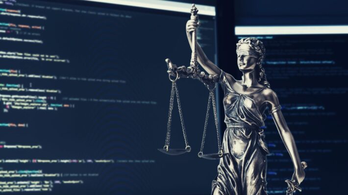 socha-spravodlivosti-pri-obrazovke-počítača